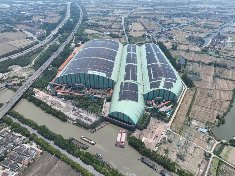 這是江蘇蘇州市常熟市龍騰特種鋼有限公司碼頭料場屋頂光伏（無人機照片，2023年6月9日攝）。新華社記者 季春鵬 攝