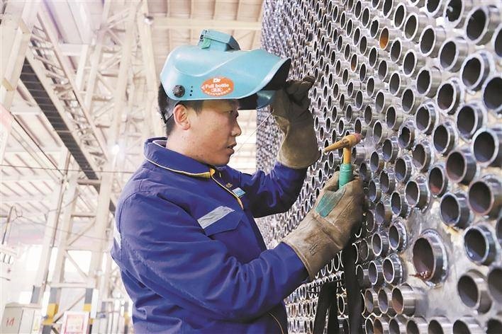 邵旭鵬在車間進(jìn)行電焊作業(yè)。受訪者供圖