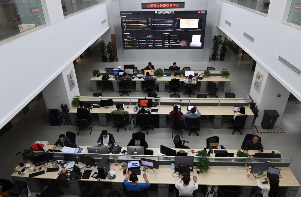 中國—東盟信息港員工在工作中。