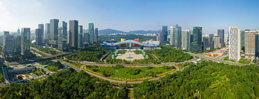 這是在廣東省深圳市拍攝的深圳市民中心和蓮花山公園一線（2020年10月2日攝，無人機照片）。新華社記者 梁旭 攝