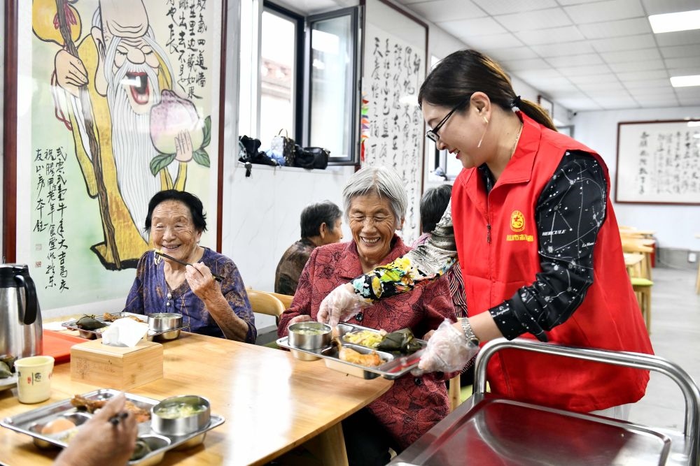 在山東省乳山市城區(qū)街道騰甲莊村幸福食堂，志愿者為老人們配送午餐（2023年6月24日攝）。新華社記者 郭緒雷 攝