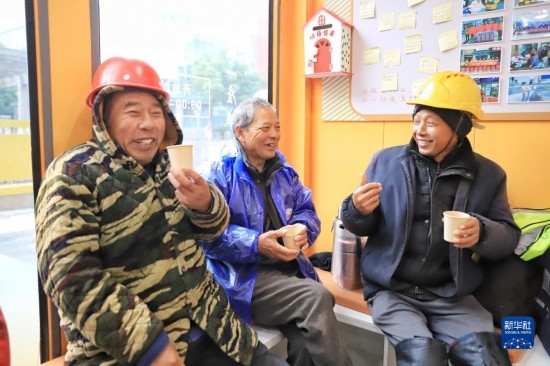 12月16日，幾名戶外勞動者在位于浙江舟山市的一家“勞動者驛站”里喝姜茶驅(qū)寒。