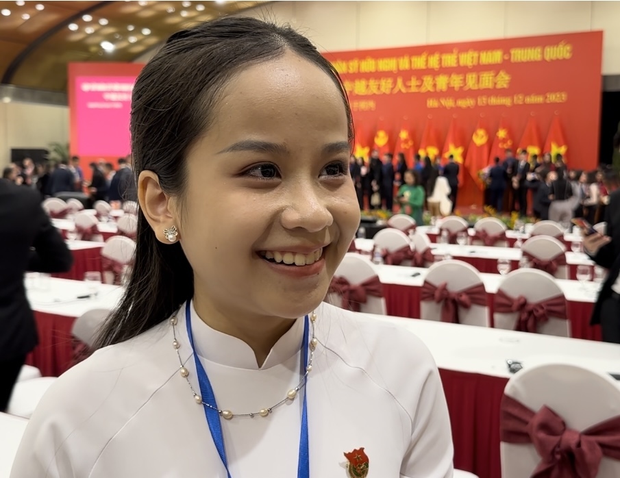 越南青年代表黎月瓊接受記者采訪。