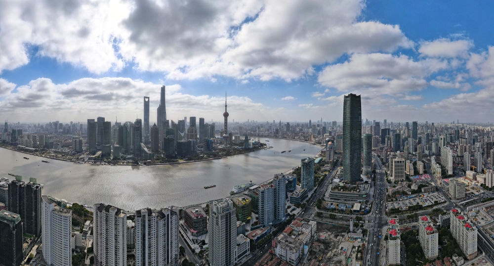 從上海虹口區(qū)北外灘空中俯瞰中國（上海）自由貿(mào)易試驗區(qū)陸家嘴片區(qū)（2023年1月10日攝，無人機全景照片）。新華社記者 方喆 攝