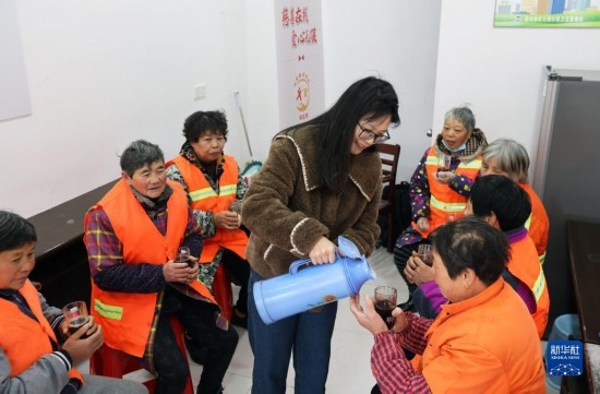 12月16日，在浙江省湖州市德清縣乾元鎮(zhèn)環(huán)衛(wèi)工人愛心驛站，志愿者為環(huán)衛(wèi)工人倒紅糖姜茶。