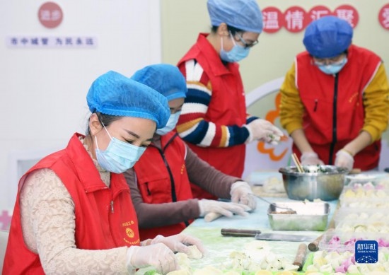 12月16日，在山東省棗莊市市中區(qū)城管藍職工志愿服務(wù)驛站，愛心志愿者為戶外勞動者包水餃。