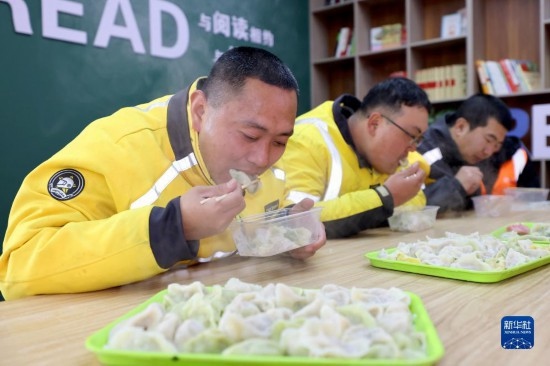 12月16日，在山東省棗莊市市中區(qū)城管藍職工志愿服務(wù)驛站，戶外勞動者吃上熱氣騰騰的水餃。