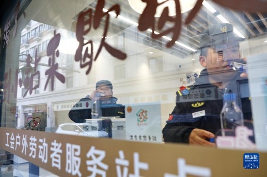 12月16日，戶外工作者在浙江省嘉興市南湖區(qū)丁家橋社區(qū)個性化“惠工小站”休息。