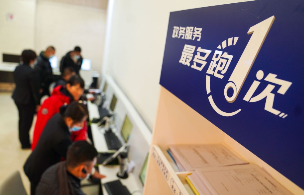 在吉林省長春市二道區(qū)政務(wù)服務(wù)中心輔助填報區(qū)，市民在工作人員的輔助下進行事項填報（2020年11月23日攝）。新華社記者 許暢 攝