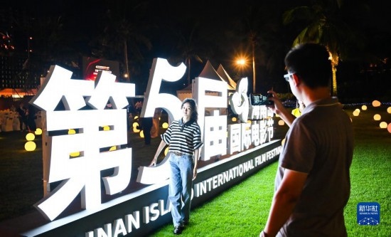 12月16日，觀眾在第五屆海南島國際電影節(jié)開幕式現(xiàn)場拍照留念。