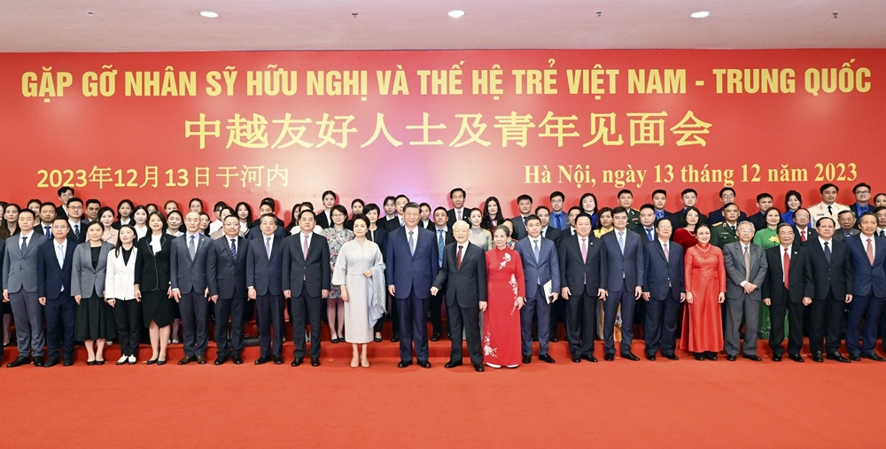 習(xí)近平夫婦和阮富仲夫婦同中越兩國青年和友好人士代表親切合影。