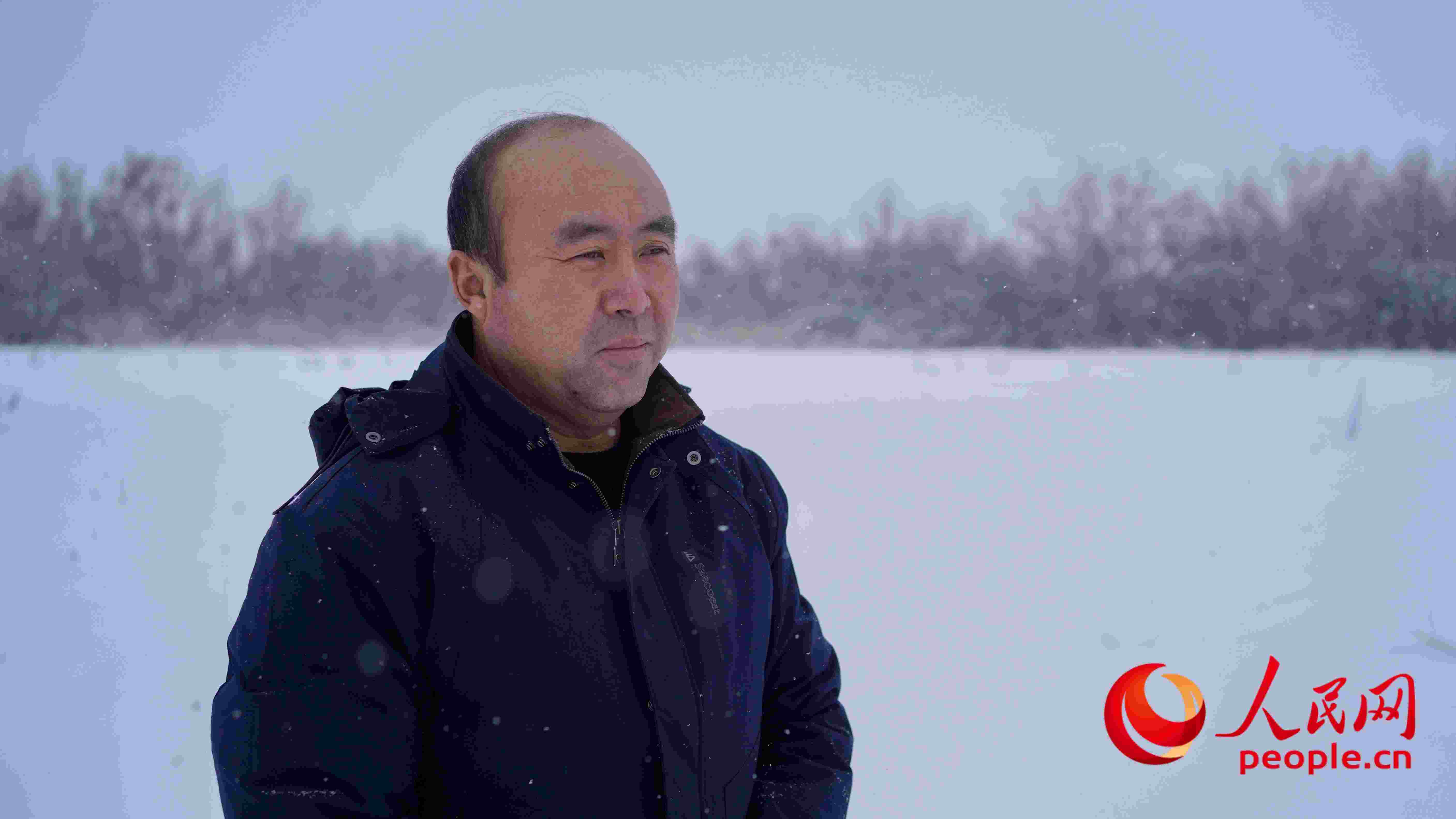 馬曉華回憶當年和父親一起種樹的情形，滿是懷念。人民網(wǎng) 周靜圓攝