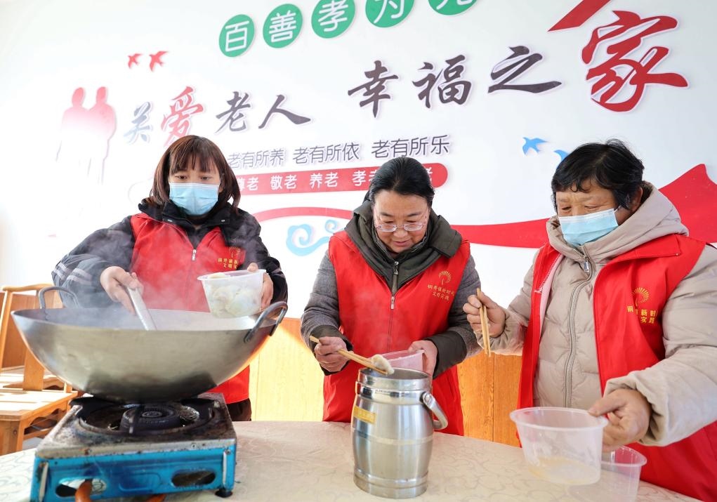 12月17日，在山東省臨沂市沂南縣銅井鎮(zhèn)杜山社區(qū)孝善食堂，志愿者們?cè)跒樯鐓^(qū)內(nèi)獨(dú)居和行動(dòng)不便的老人煮水餃。 新華社發(fā)（王彥冰 攝）