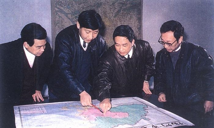 1991年12月，習近平與同事討論福州市戰(zhàn)略規(guī)劃設想。