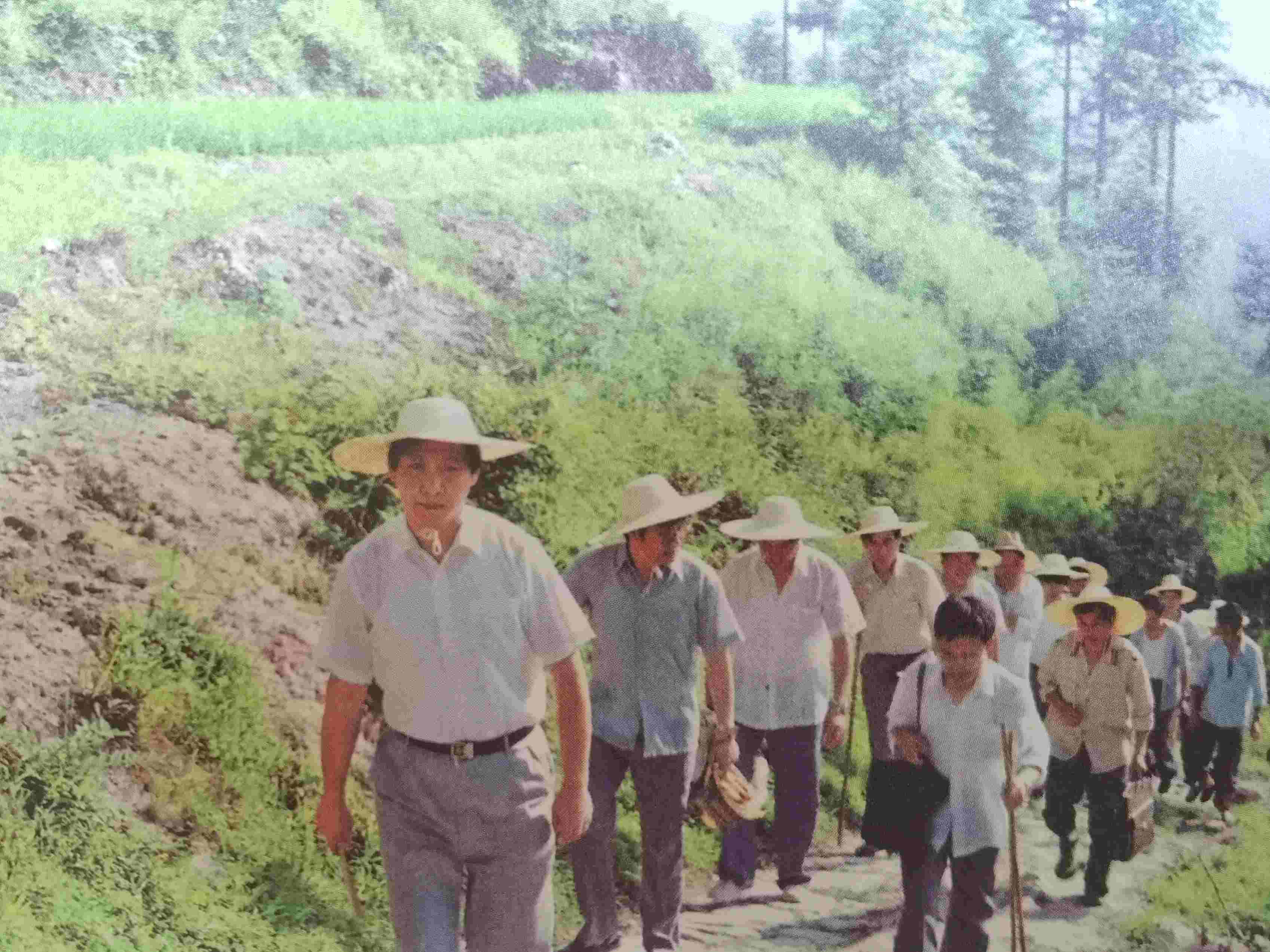 1989年7月，習近平冒著酷暑，帶頭步行到下黨鄉(xiāng)調(diào)研。