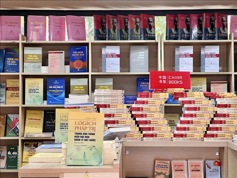 中國(guó)主題圖書亮相越南河內(nèi)書街。中國(guó)圖書進(jìn)出口（集團(tuán)）有限公司供圖