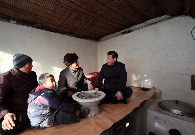 2012年12月30日，習(xí)近平在河北省阜平縣龍泉關(guān)鎮(zhèn)駱駝灣村看望唐榮斌老人一家。