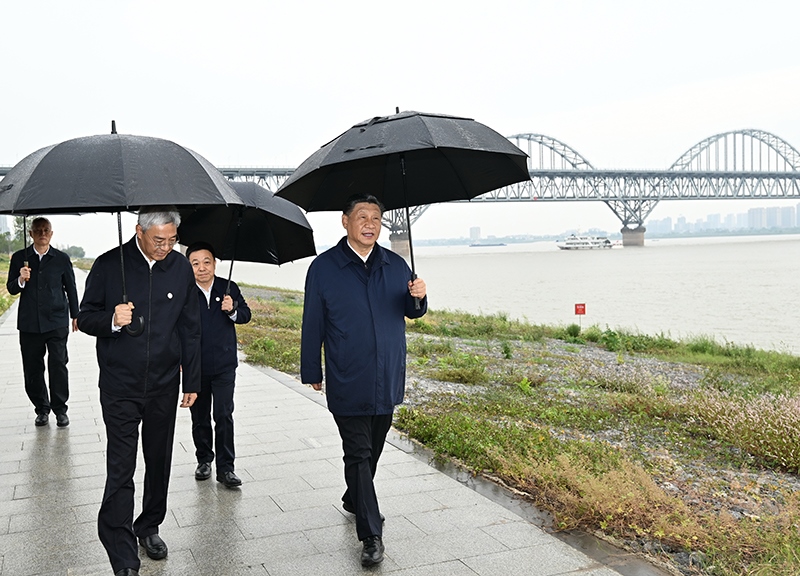 2023年10月10日，習(xí)近平總書記在江西長江國家文化公園九江城區(qū)段冒雨考察。