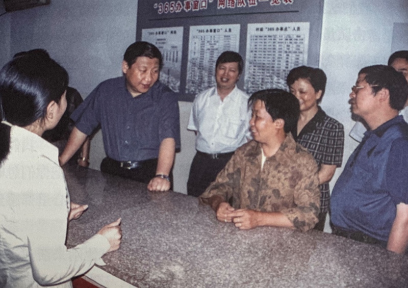2003年6月，習(xí)近平在浙江金華市磐安縣新渥鎮(zhèn)“365辦事窗口”調(diào)研。