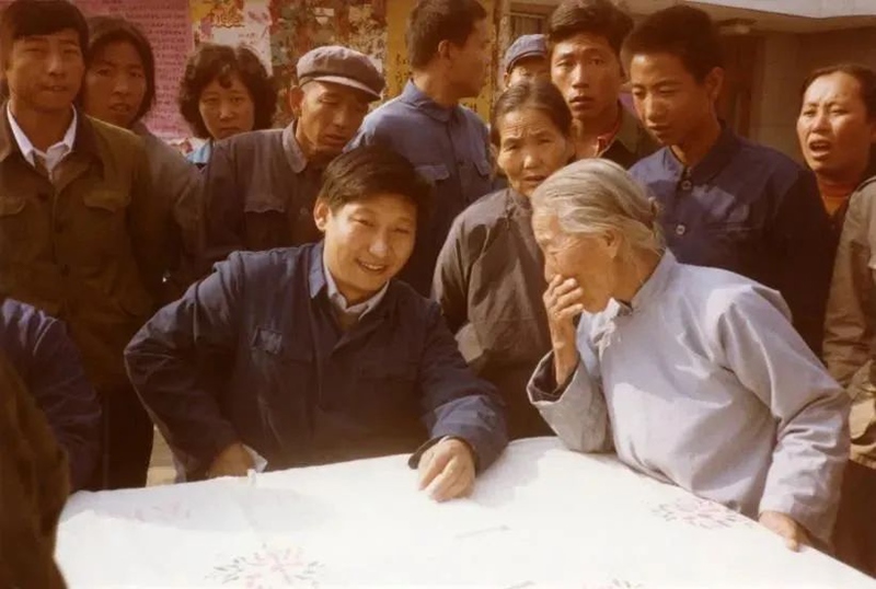 1983年，時任河北正定縣委書記的習(xí)近平，臨時在大街上擺桌子聽取老百姓意見。