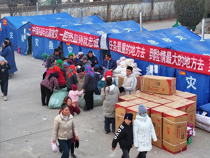 草灘村安置點外。賀勇攝。