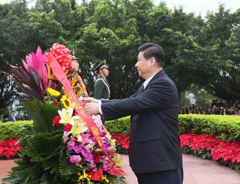 2012年12月8日，習(xí)近平在深圳蓮花山公園向鄧小平銅像敬獻(xiàn)花籃。