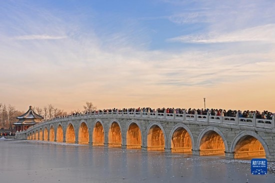 這是12月22日拍攝的頤和園十七孔橋“金光穿洞”景象。