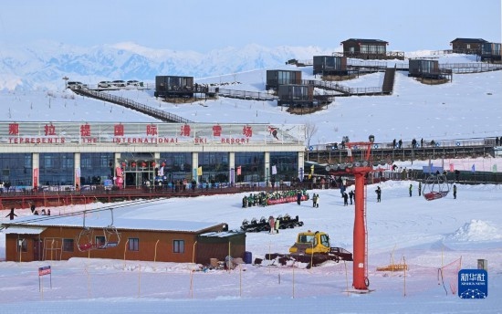 隨著新雪季的到來(lái)，那拉提國(guó)際滑雪場(chǎng)迎來(lái)眾多游客（(12月21日攝）。
