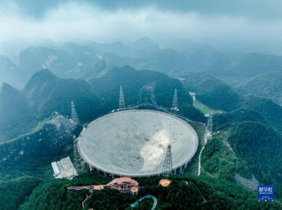 這是2023年7月26日拍攝的“中國(guó)天眼”全景（無人機(jī)照片，維護(hù)保養(yǎng)期間拍攝）。 新華社記者 歐東衢 攝