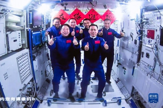 這是2023年10月26日在北京航天飛行控制中心拍攝的神舟十六號(hào)航天員乘組與神舟十七號(hào)航天員乘組“全家?！?。 新華社發(fā)（韓啟揚(yáng) 攝）