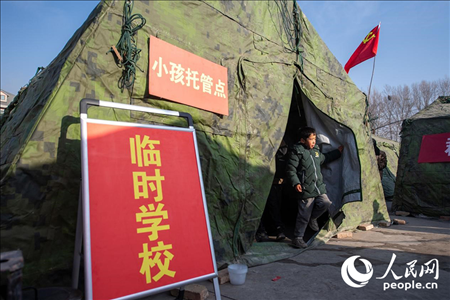 12月22日，在積石山縣大河家鎮(zhèn)大河村安置點，陸軍76集團(tuán)軍某旅搭建的“臨時學(xué)?！背蔀樾∨笥训摹凹佑驼尽薄Ｈ嗣窬W(wǎng)記者 翁奇羽攝