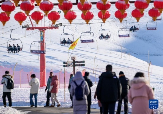 12月21日，那拉提國(guó)際滑雪場(chǎng)迎來(lái)眾多游客。