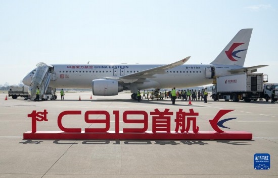 這是2023年5月28日在上海虹橋國(guó)際機(jī)場(chǎng)停機(jī)坪拍攝的C919飛機(jī)。當(dāng)日，由C919大型客機(jī)執(zhí)飛的東方航空MU9191航班平穩(wěn)降落在北京首都國(guó)際機(jī)場(chǎng)，標(biāo)志著該機(jī)型圓滿完成首個(gè)商業(yè)航班飛行，正式進(jìn)入民航市場(chǎng)，開啟市場(chǎng)化運(yùn)營(yíng)、產(chǎn)業(yè)化發(fā)展新征程。 新華社記者 丁汀 攝