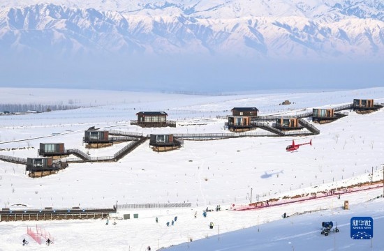 那拉提國(guó)際滑雪場(chǎng)旁新近落成的雪景星空民宿（12月21日攝）。