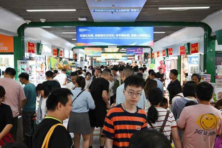 國(guó)慶長(zhǎng)假期間，“世界超市”摩肩接踵。共享聯(lián)盟·義烏 吳峰宇 攝