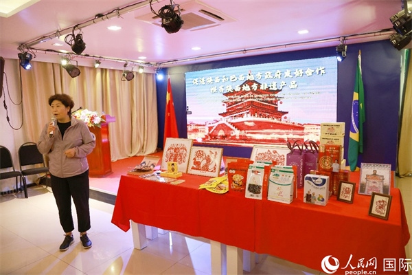 代表團(tuán)成員、咸陽(yáng)市政協(xié)主席李曉靜向與會(huì)嘉賓介紹了陜西的特色產(chǎn)品。人民網(wǎng)記者 陳海琪攝