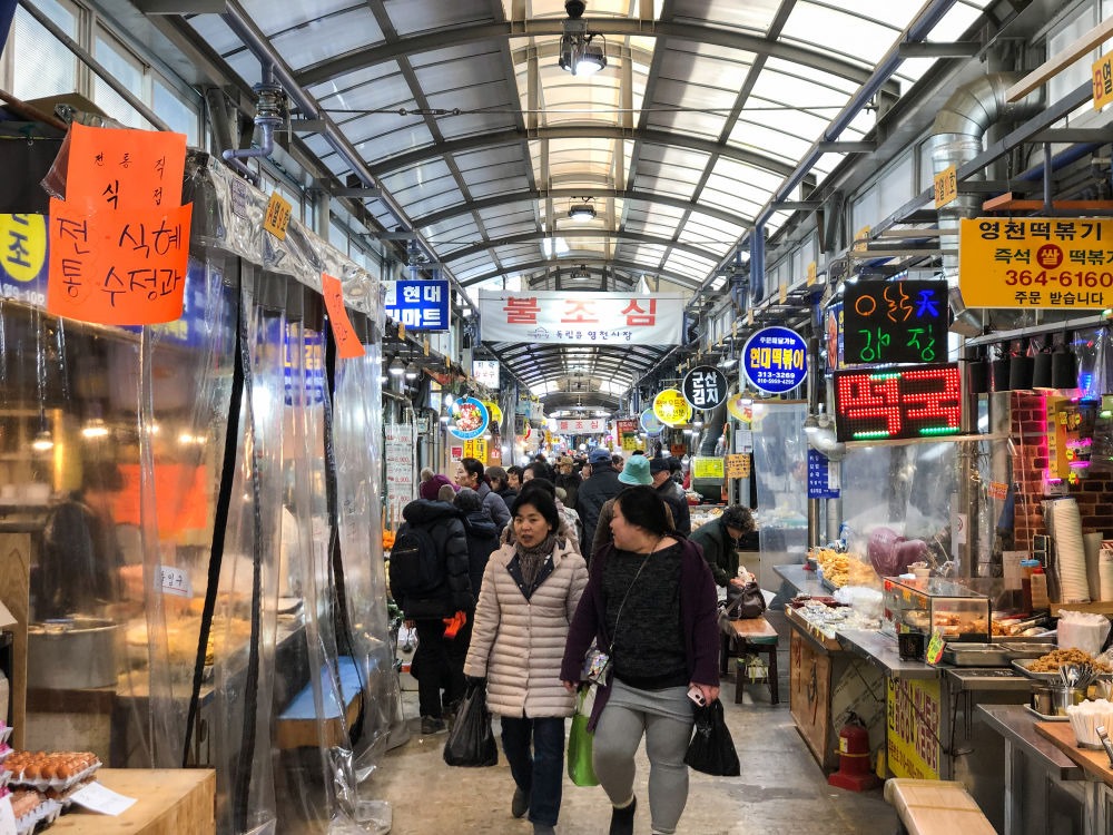 人們?cè)陧n國(guó)首爾的靈泉傳統(tǒng)市場(chǎng)購(gòu)買年貨。新華社記者王婧嬙攝