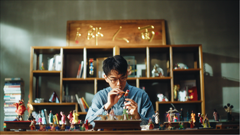 郎佳子彧通過短視頻直播，讓更多人關(guān)注并喜歡捏面人。受訪者供圖