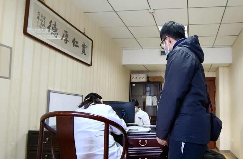 陪診師大飛陪同來京就診的患者在醫(yī)院問診。人民網(wǎng)記者 任妍攝