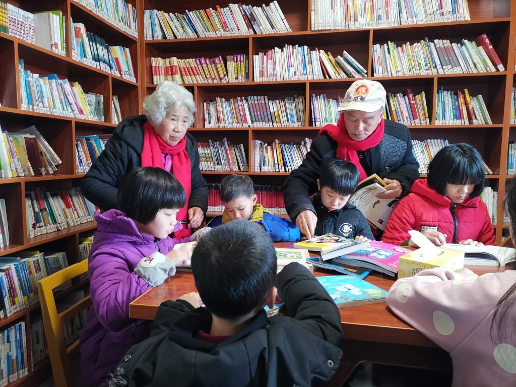 夏昭炎夫婦在譚家垅村的小書屋輔導(dǎo)小學(xué)生。（劉峰 攝）