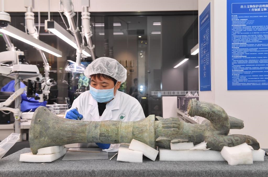 在三星堆博物館文物保護與修復(fù)館內(nèi)，工作人員在對文物進行清理。新華社記者劉坤 攝