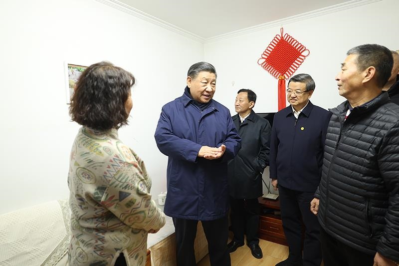 2023年11月10日，習(xí)近平總書記在河北保定涿州市永濟(jì)秀園小區(qū)居民董彩英家看望慰問。