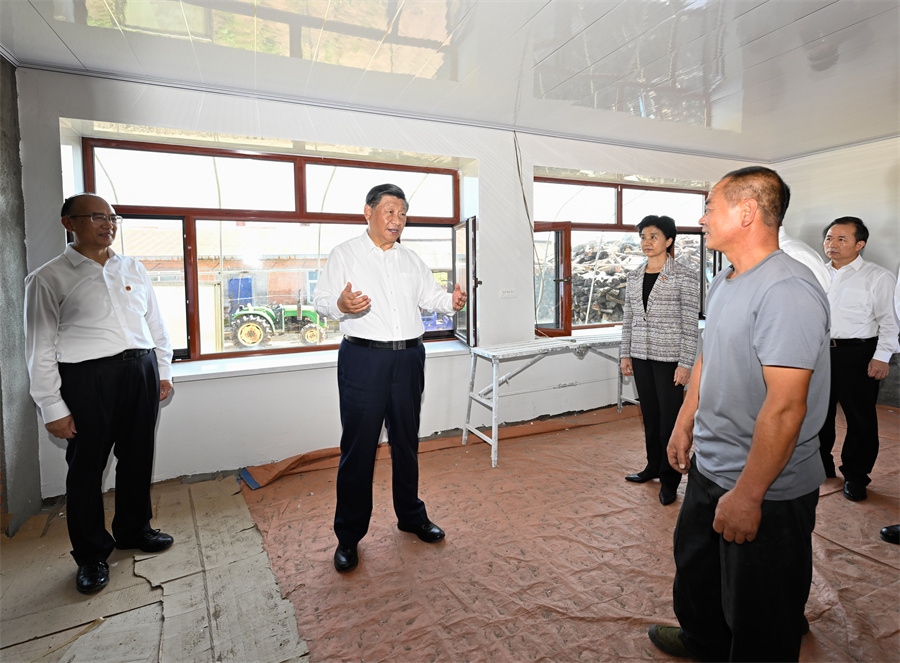 2023年9月7日，在遭受洪澇災(zāi)害的黑龍江尚志市老街基鄉(xiāng)龍王廟村，習(xí)近平總書記走進(jìn)村民楊春貴家中，察看受損房屋修繕情況。