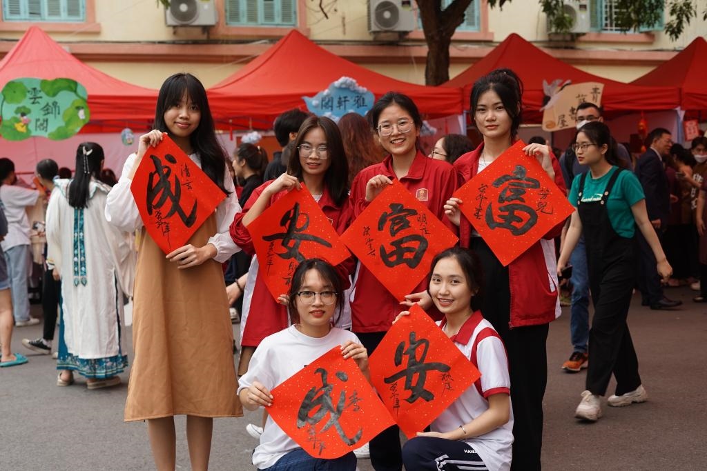 2023年4月21日，在越南河內(nèi)大學孔子學院，越南大學生展示漢字書法作品。新華社記者胡佳麗攝