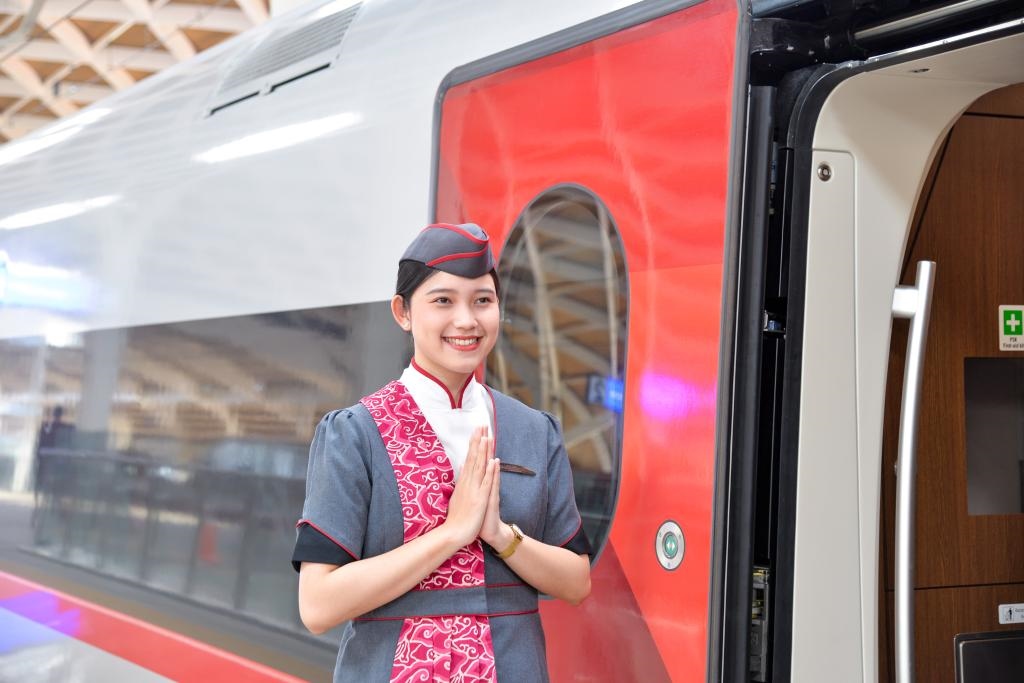 12月12日，乘務人員在印度尼西亞雅加達的哈利姆車站站臺歡迎乘坐雅萬高鐵的乘客。新華社記者徐欽攝