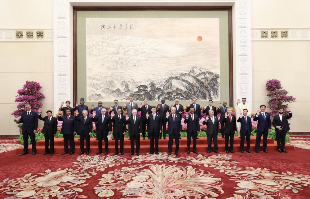 10月18日上午，國(guó)家主席習(xí)近平在北京人民大會(huì)堂出席第三屆“一帶一路”國(guó)際合作高峰論壇開幕式并發(fā)表題為《建設(shè)開放包容、互聯(lián)互通、共同發(fā)展的世界》的主旨演講。這是會(huì)前，習(xí)近平同出席高峰論壇的外國(guó)國(guó)家元首、政府首腦和國(guó)際組織負(fù)責(zé)人等國(guó)際貴賓集體合影。新華社記者 黃敬文 攝
