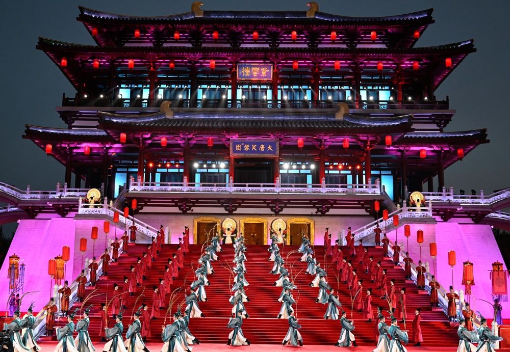 這是2023年5月18日在陜西省西安市大唐芙蓉園拍攝的中國(guó)—中亞峰會(huì)歡迎儀式。新華社記者 申宏 攝