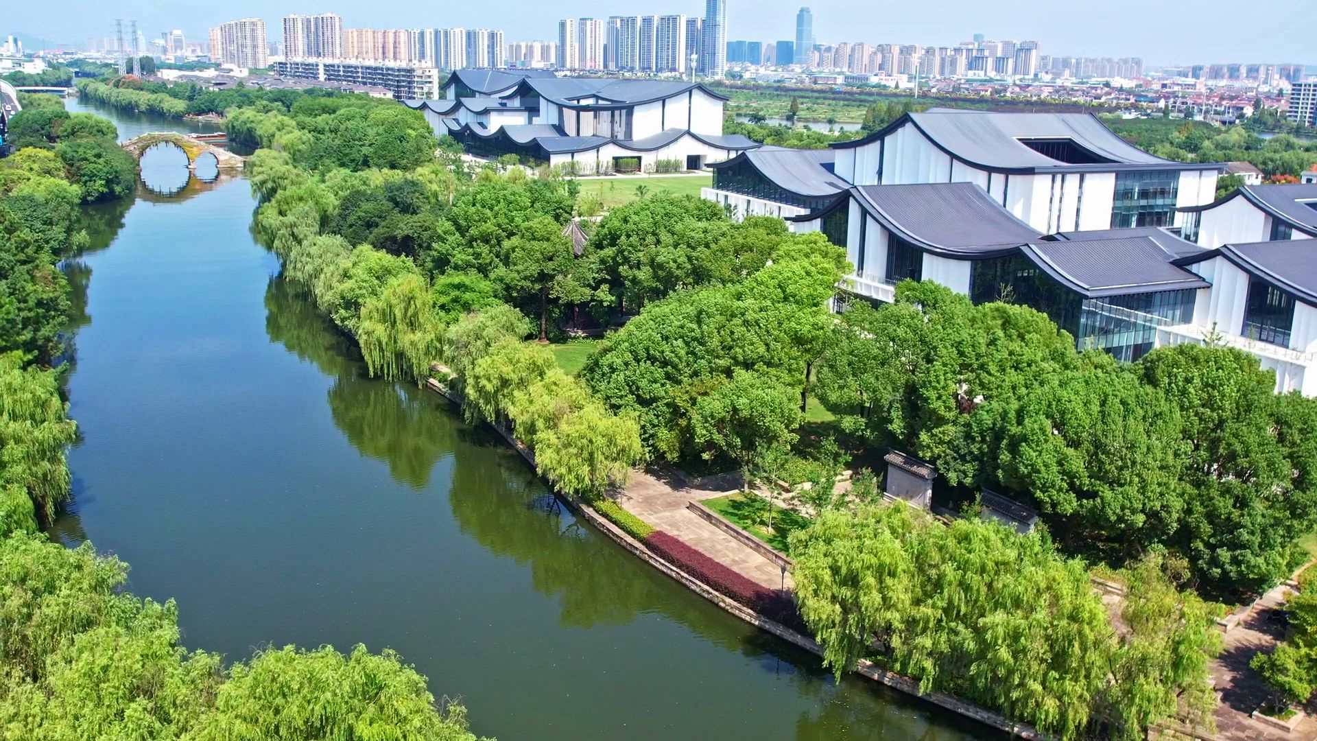 △浙東運(yùn)河。今年9月20日，習(xí)近平總書記來到浙東運(yùn)河文化園考察，強(qiáng)調(diào)“大運(yùn)河文化是中國(guó)優(yōu)秀傳統(tǒng)文化的重要組成部分，要在保護(hù)、傳承、利用上下功夫，讓古老大運(yùn)河煥發(fā)時(shí)代新風(fēng)貌”。