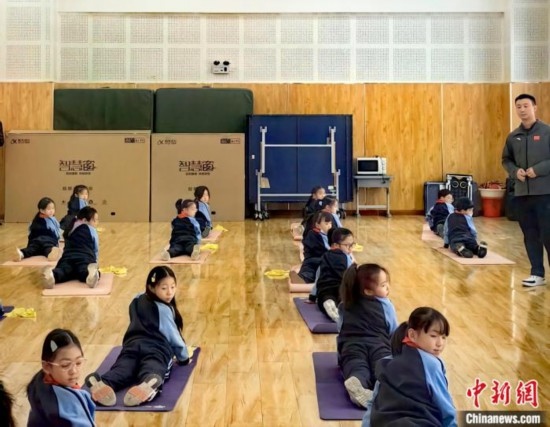 逸陽(yáng)文思學(xué)校學(xué)生正在進(jìn)行運(yùn)動(dòng)恢復(fù)矯正訓(xùn)練。<a target='_blank' href='/' ><p align=