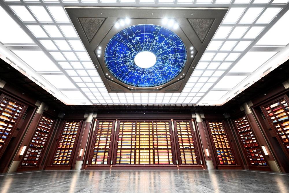 △中國(guó)國(guó)家版本館中央總館“文瀚閣”內(nèi)景。星空穹頂上是一幅宋代石刻天文圖，傳遞著“文瀚閣”的寓意：中華文明如星空般浩瀚璀璨。
